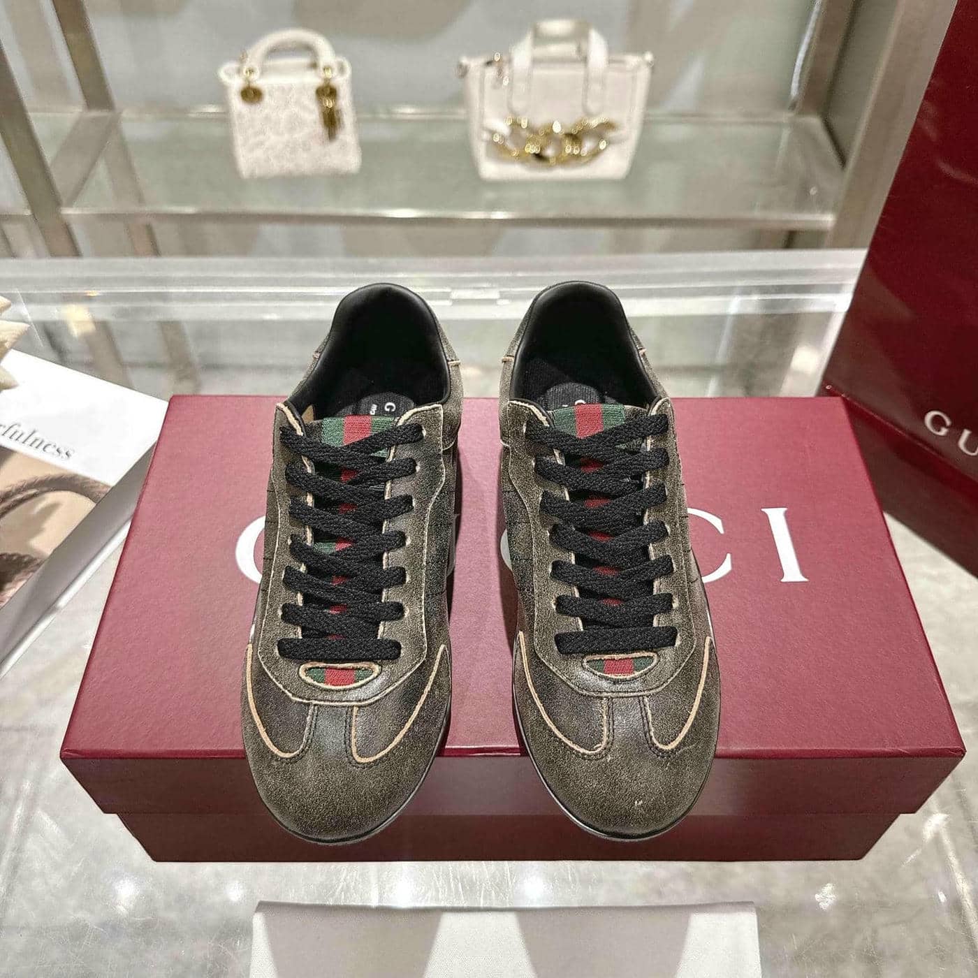 001 Sneaker